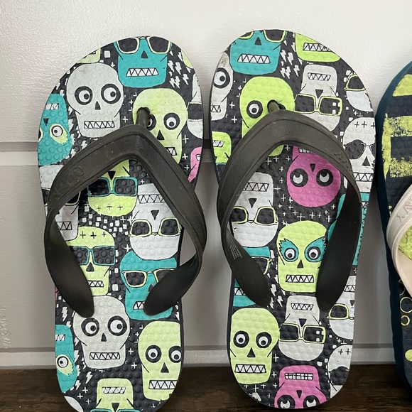 Old Navy Boy Flip flops, Set of 2, Good used condition, Skull & Dinosaur pattern - Picture 2 of 6